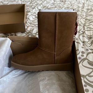 UGG W Classic Short Logo Zip